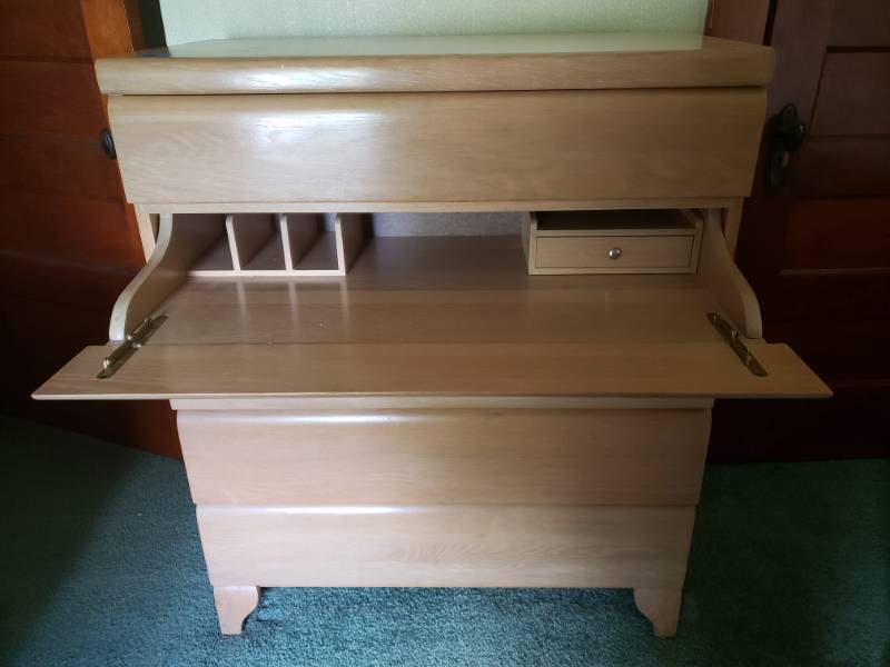 lot 6 image: Vintage Bedroom Furniture