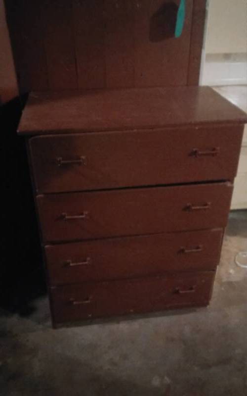 lot 13 image: Vintage 4-Drawer Dresser 41x34x20