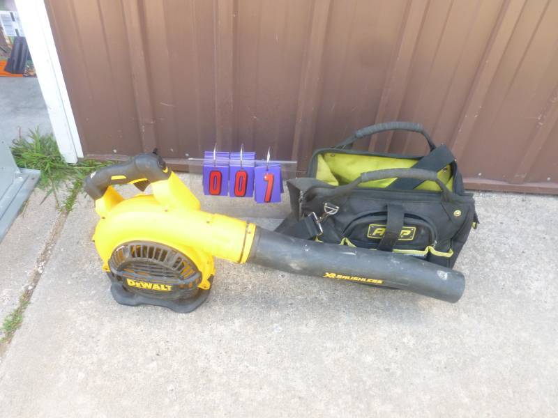 lot 7 image: DeWalt Cordless Blower