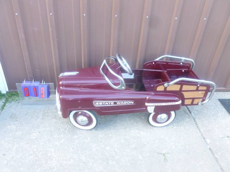lot 19 image: State Wagon Pedal Car