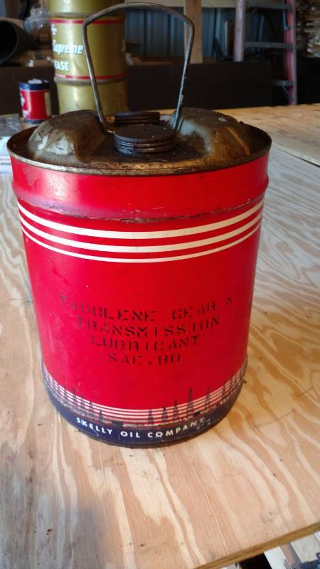 lot 4 image: Skelly 5 gallon gear and transmission lubricant full