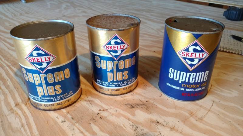 lot 8 image: 3 skelly supreme and skelly supreme plus 1 qt oil cans