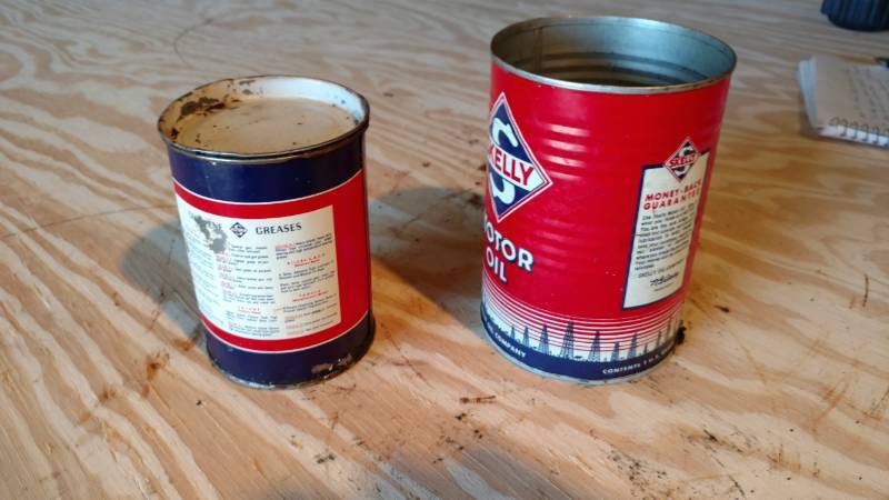 lot 9 image: Skelly 1 lb grease can full and skelly 1qt motor oil can