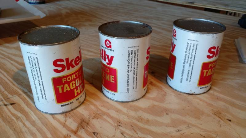 lot 10 image: skelly fortified tagolene HD one qt oil cans full