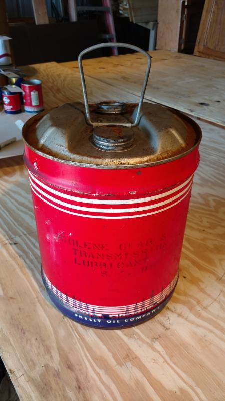 lot 14 image: skelly 5 gallon tagolene oil can