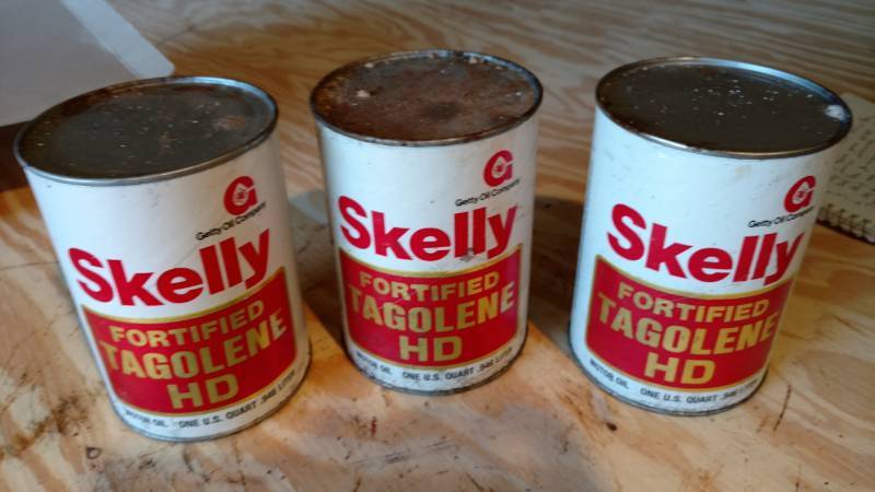lot 26 image: 3 Skelly Fortified Tagoline HD one quart motor oil cans full