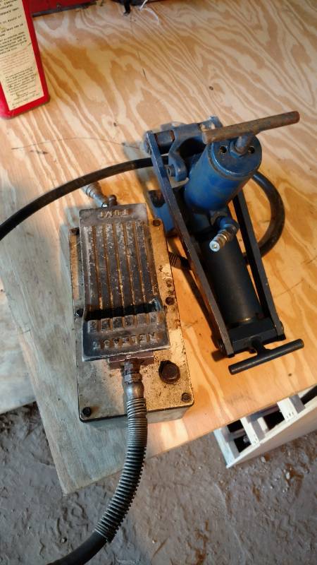 lot 53 image: Pump pedal and blue unknown device