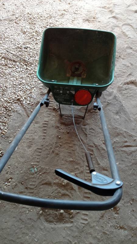 lot 65 image: Scotts Turf builder broadcast spreader