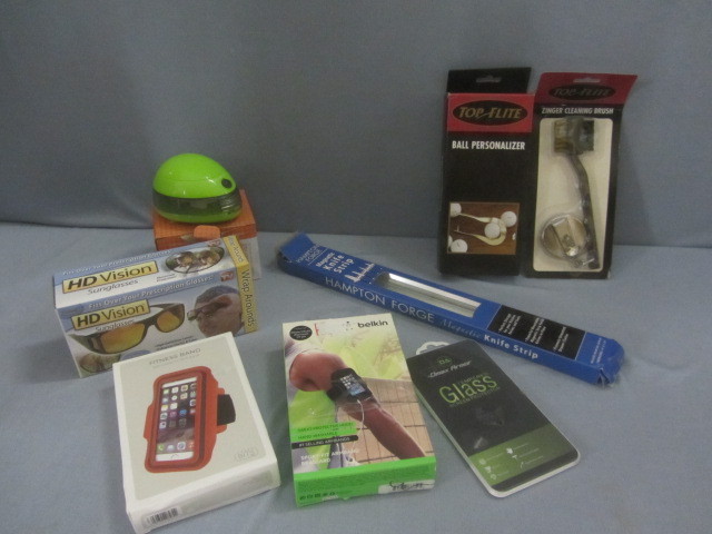 lot 121 image: Golfing, Cell Phone