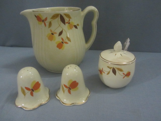 lot 56 image: Halls- Jewel Tea