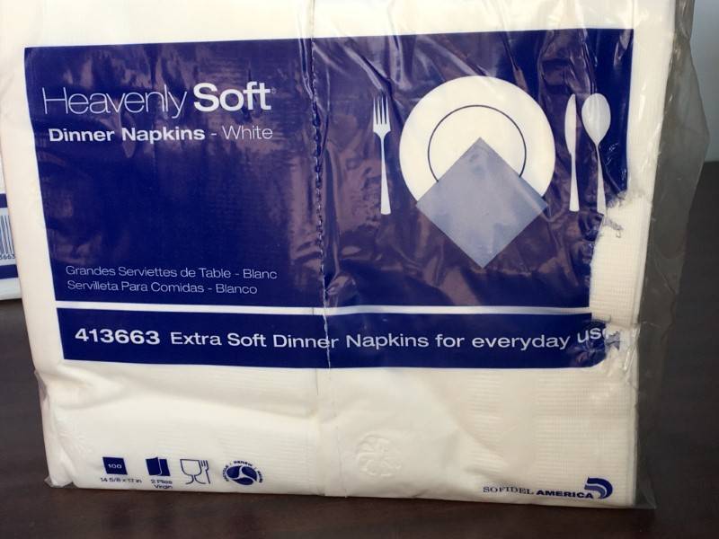 lot 4 image: Dinner Napkins