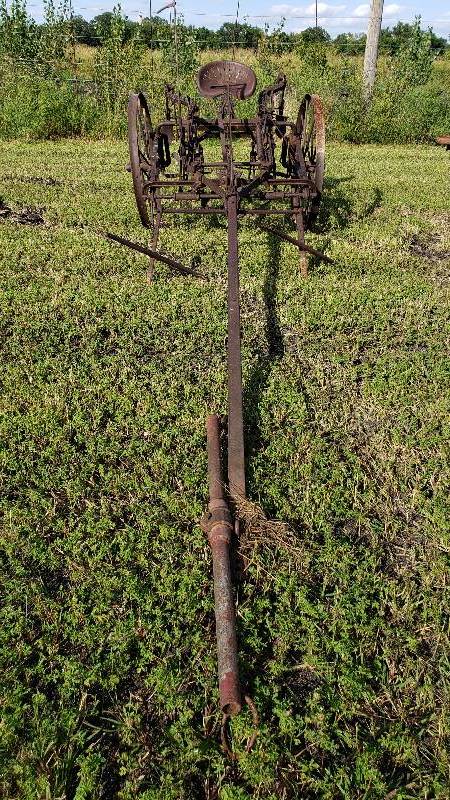 lot 7 image: Vintage Cultivator