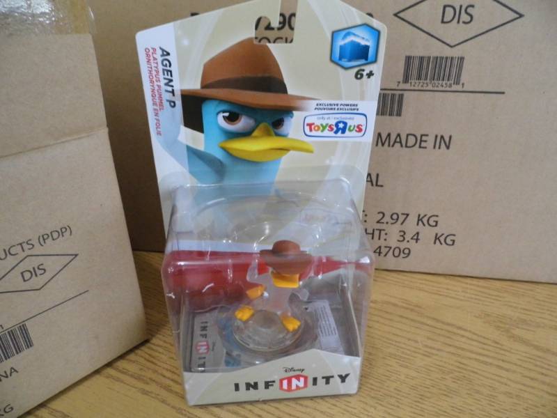 Case of 24 Crystal Agent P Figures