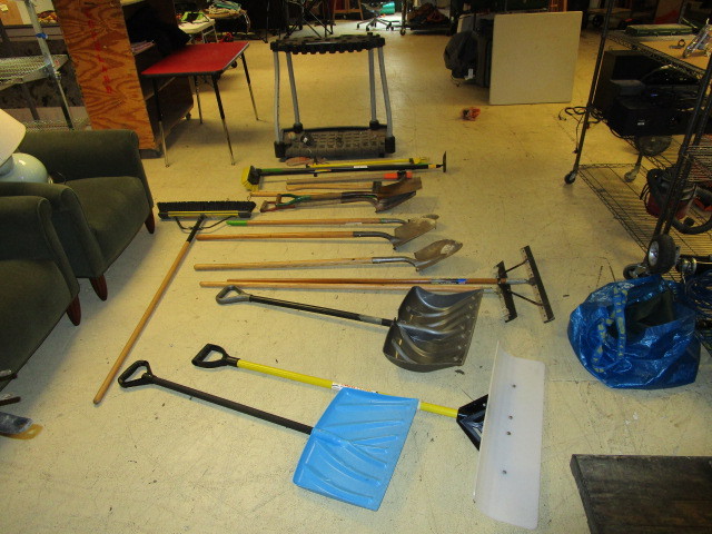 lot 416 image: YARD TOOLS WITH STORAGE RACK