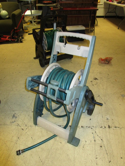 lot 423 image: sUNCREST GARDEN HOSE STAND WITH HOSE