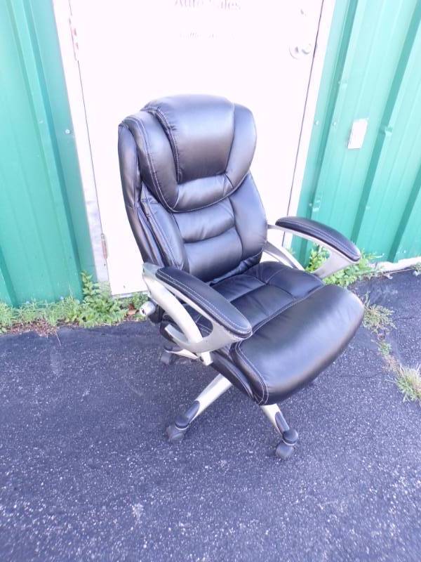 lot 11 image: Leather Serta Office Chair