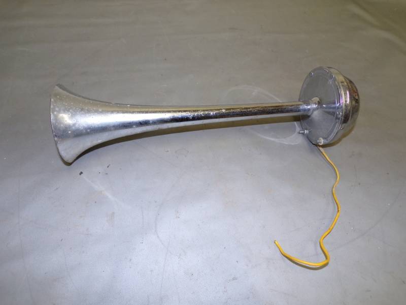 lot 24 image: Horn