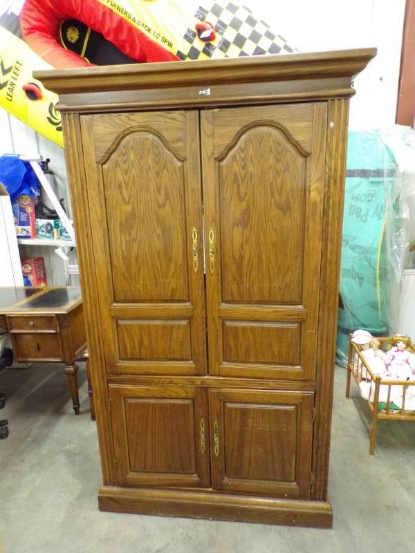 lot 7 image: Oak TV cabinet