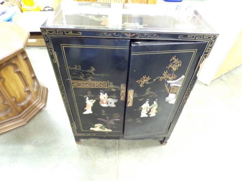 lot 9 image: Asian Cabinet