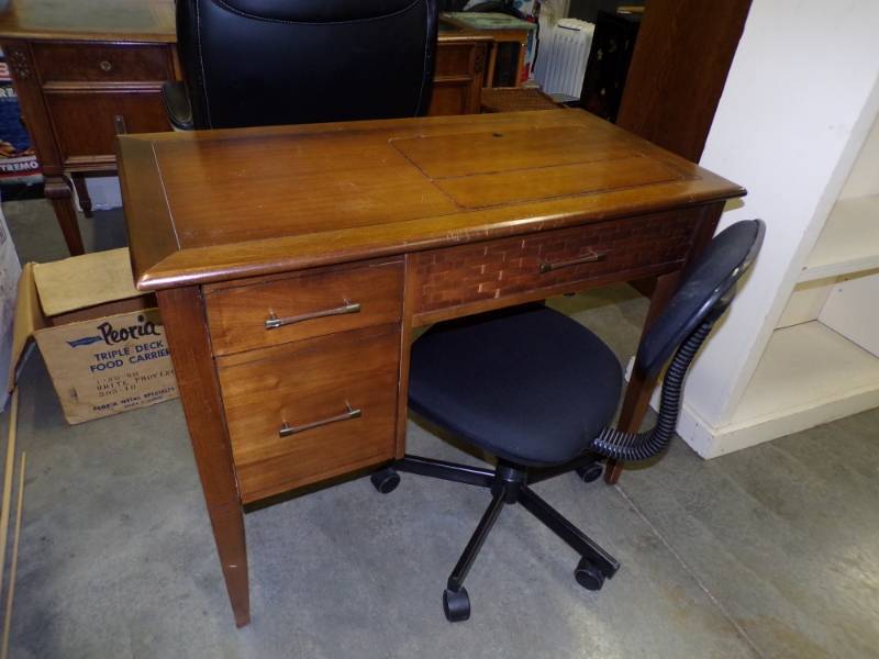 lot 34 image: Sewing Machine Table with Black Chair