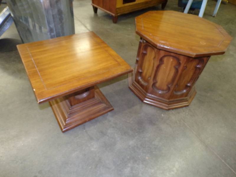 lot 35 image: Pair of End Tables