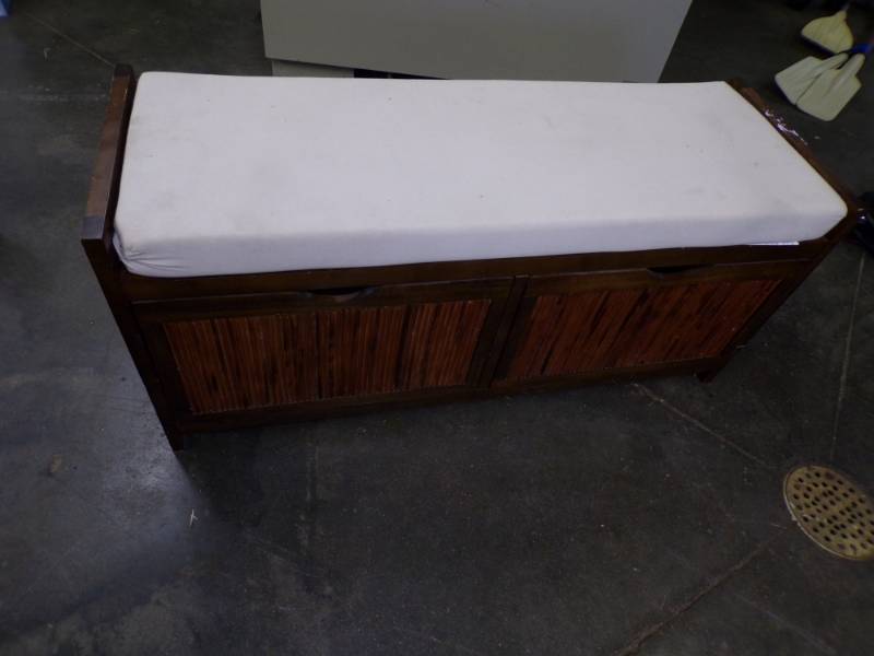 lot 37 image: Entry Bench with 2 Drawers