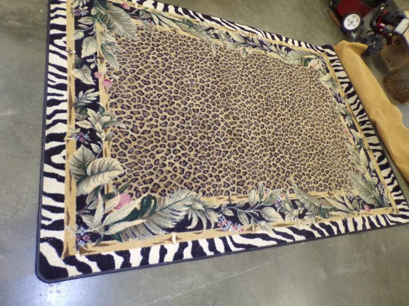 lot 39 image: 5 x 7 Rug with Roll of Rug Pad