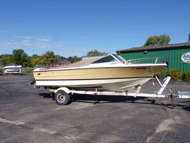 lot 12 image: 1981 Century Boat MerCruser 228 Motor and Trailer