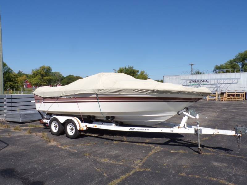 lot 13 image: Sea Ray 1987 with MerCruizer 205 V6 Motor and Trailer