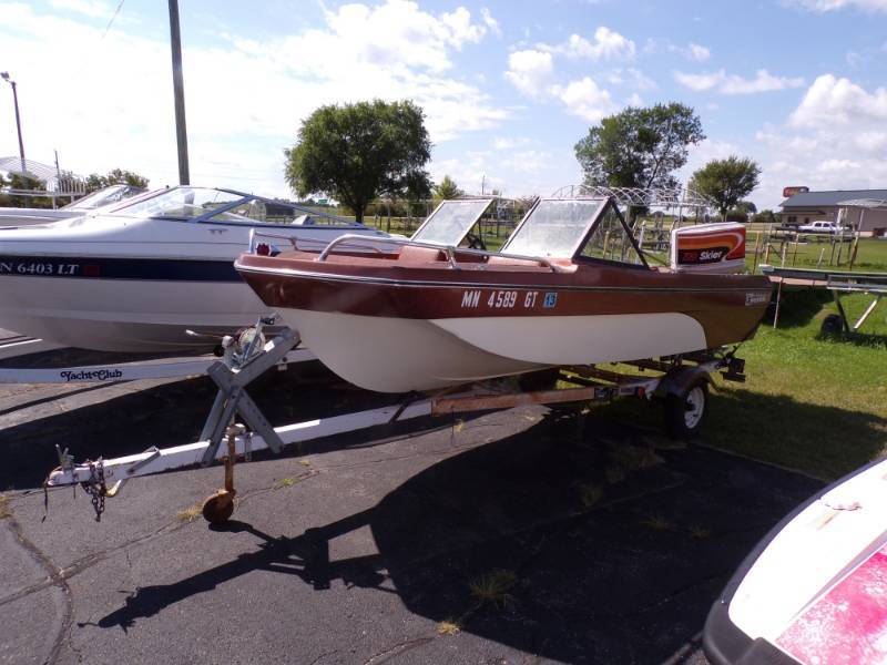 lot 20 image: 1980 Forester Boat with Chrysler Skier 700 Motor and trailer