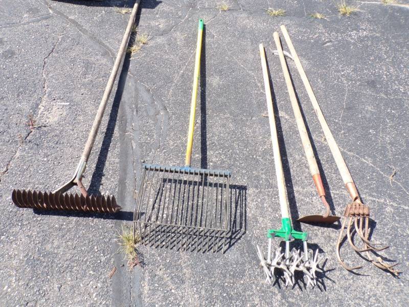 lot 78 image: Garden Tools