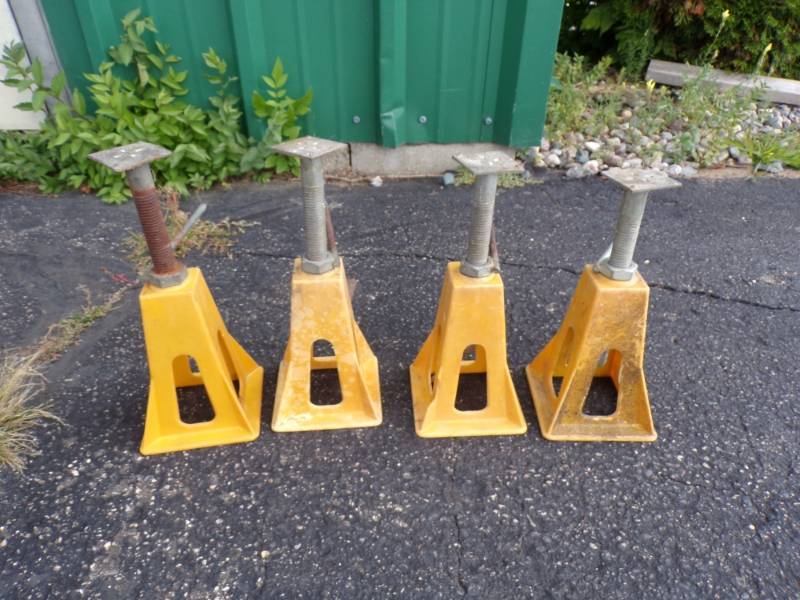lot 79 image: 4 Small RV Jacks