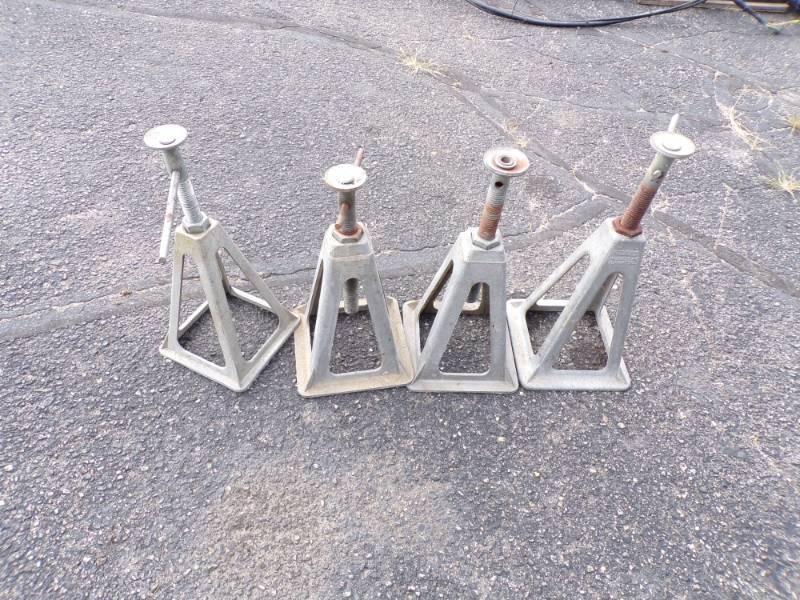 lot 80 image: 4 RV Jacks