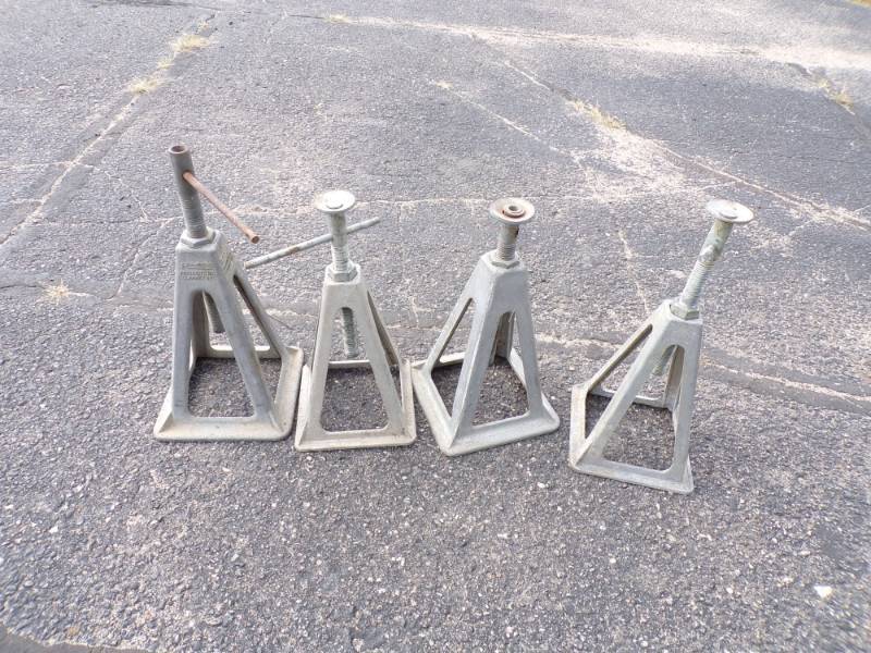 lot 81 image: 4 RV Jacks