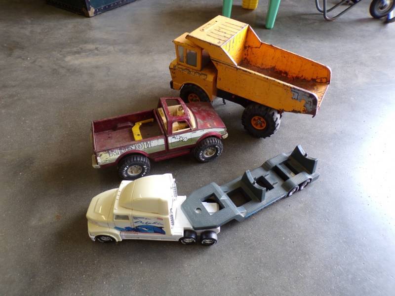 lot 91 image: 3 Toy Trucks