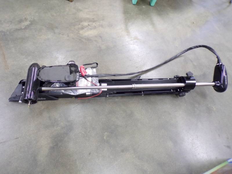 lot 101 image: Motor Guide Tour TR-109 36 Volt Trolling Motor Dealer Display never been in water