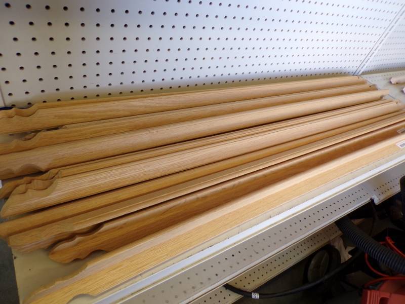 lot 139 image: Case of 13 Oak Corner Molding # 51925
