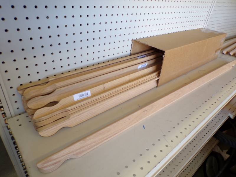lot 148 image: Case of 14 Oak Corner Molding # 51901