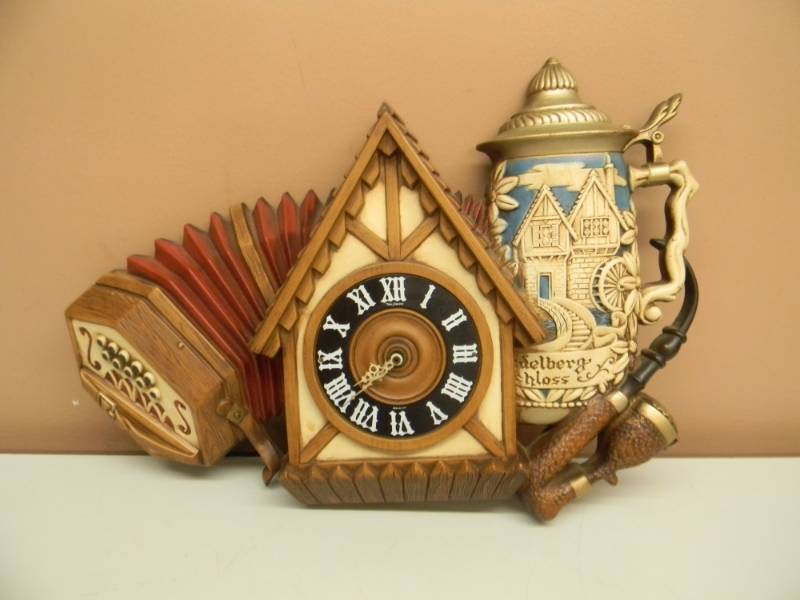 lot 38 image: RARE - VINTAGE BURNWOOD PRODUCTS COMPANY GERMAN BEER OCTOBERFEST POLKA CLOCK - NICE - APPROX 21 BY 16 - SEE PICTURES