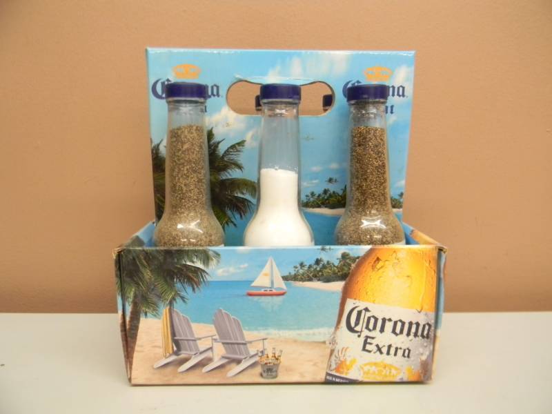 lot 45 image: CORONA 6 PACK OF CORONITA BOTTLE SALT & PEPPER SHAKERS - WITH CORONA EXTRA CORONA LIGHT CARRYING CASE - SEE PICTURES