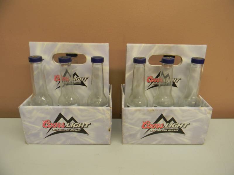 lot 46 image: CORONA 2 6 PACKS OF CORONITA BOTTLE SALT & PEPPER SHAKERS - WITH COORS LIGHT CARRYING CASE - SEE PICTURES
