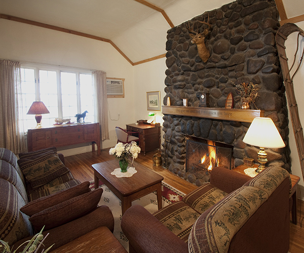 lot 1 image: 4 Bedroom Lakefront Cabin #1 Rental 923 - 930