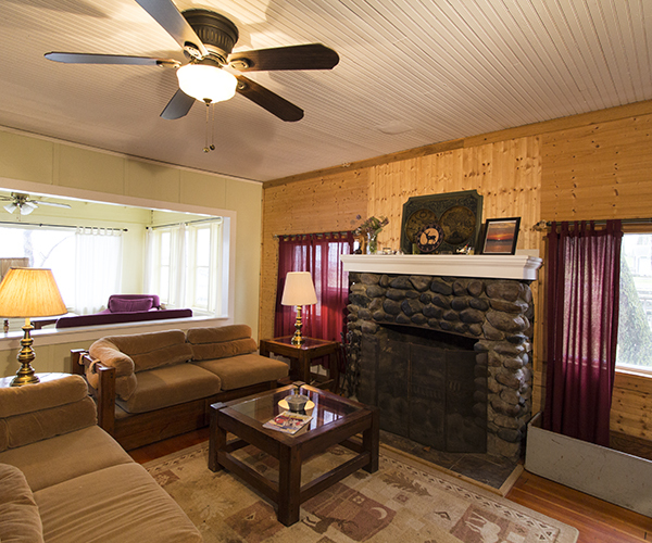 lot 3 image: Spacious 4 Bedroom Lakefront Cabin #3 Rental 923 - 930