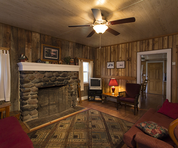 lot 4 image: Spacious 3 Bedroom Lakefront Cabin #4 Rental 923 - 930