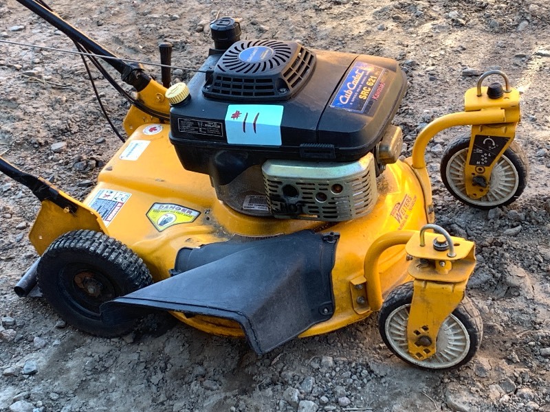 lot 11 image: Cub Cadet 21 Lawn Mower