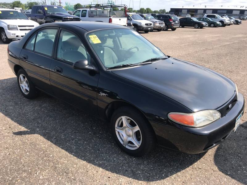 lot 9 image: 1998 Ford Escort SE