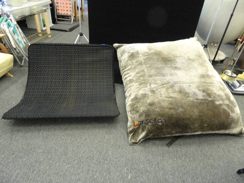 lot 32 image: Love Sac