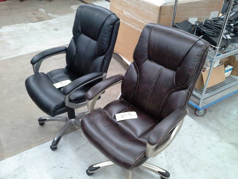 lot 4 image: Lot of (2) Leather Rolling Office Arm Chairs