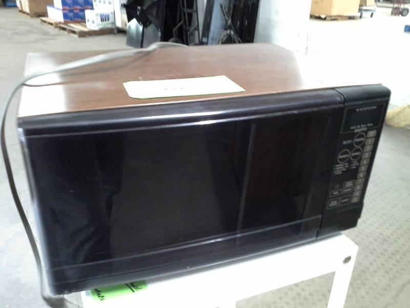 lot 1235 image: Sanyo Household Microwave Oven EM-705T