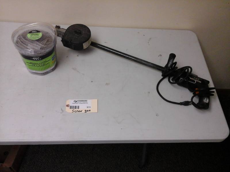 lot 913 image: AEG 25-50mm1-2in. Screw Gun, Grip Fast #8 x 2-12in. Double Coated Collated Deck Screws Bucket